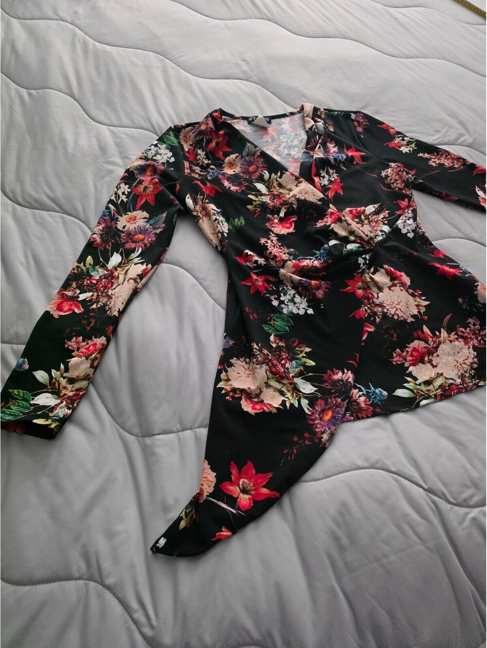 Venus Women’s V-Neck Long Sleeve Asymmetrical Floral Pullover Top Black XS